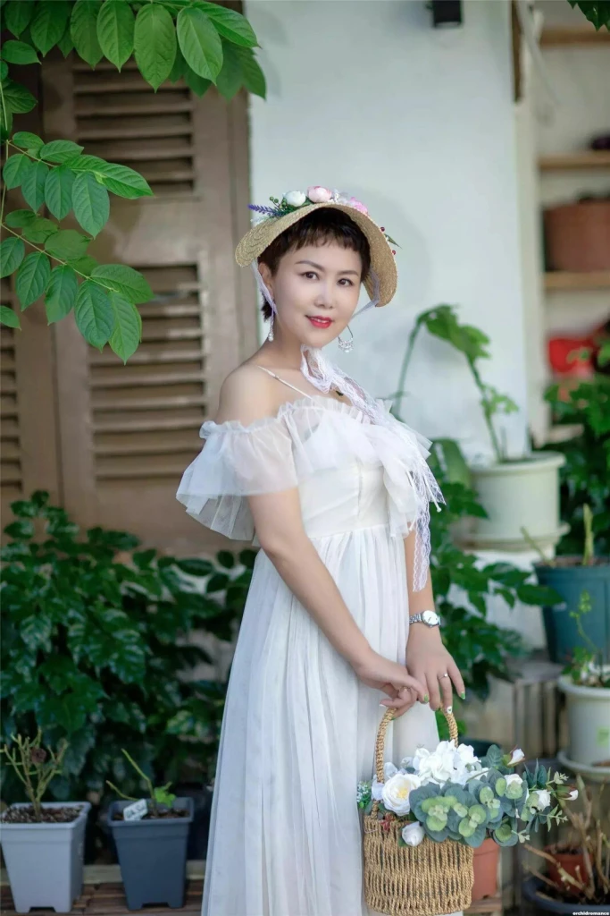 Fengqin Profile image 4